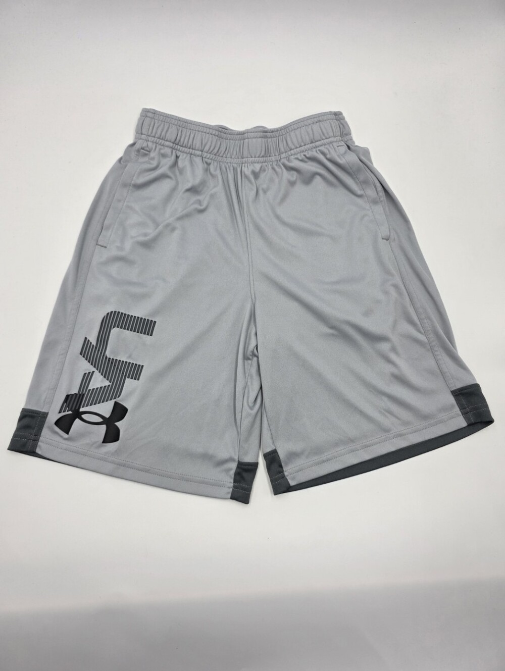Under Armour boys' light gray athletic shorts size L